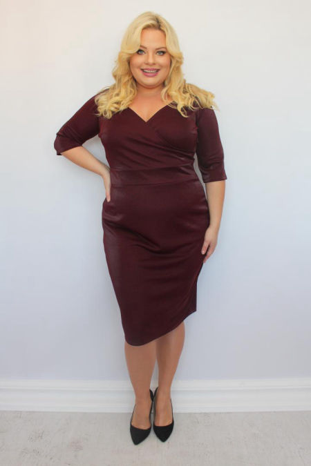 OLIVIA DOPASOWANA BŁYSZCZĄCA SUKIENKA Z KOPERTOWYM DEKOLTEM BORDOWA 1D2690