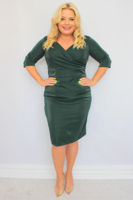 OLIVIA DOPASOWANA BŁYSZCZĄCA SUKIENKA Z KOPERTOWYM DEKOLTEM ZIELONA 1D2689 1D2693