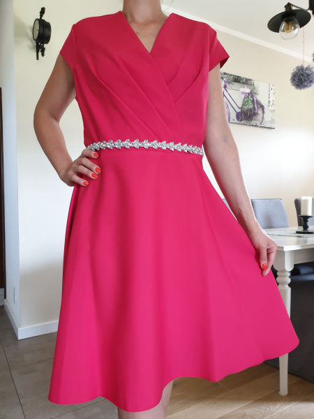 ROZKLOSZOWANA SUKIENKA Z KOPERTOWYM DEKOLTEM RÓŻOWA 1D2583