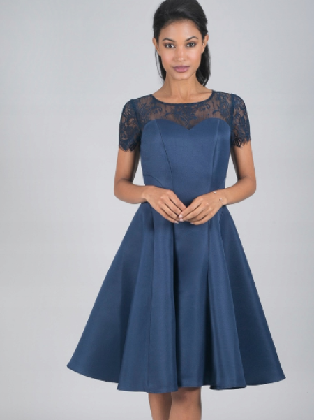 ROZKLOSZOWANA SUKIENKA Z KORONKOWĄ GÓRĄ GRANATOWA 1D2497