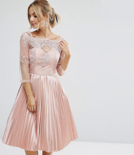 ROZKLOSZOWANA SUKIENKA Z KORONKOWĄ GÓRĄ I PLISOWANYM DOŁEM RÓŻOWA 1D426