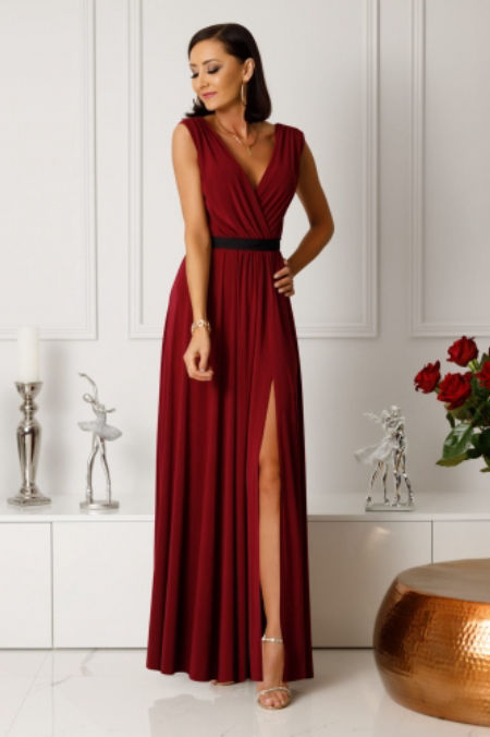SALMA GŁADKA ROZKLOSZOWANA SUKIENKA MAXI Z KOPERTOWYM DEKOLTEM BORDOWA